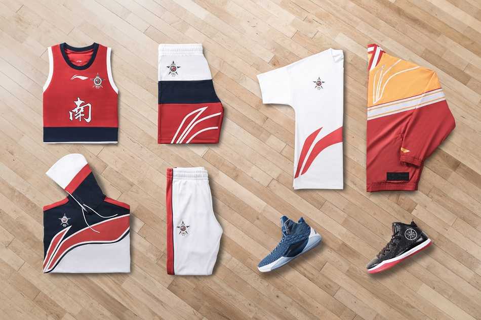 🏆燃情鹏城,荣耀装备!回顾2018年CBA全明星周末的南征北战与时尚风暴🏀 大学生扣篮王张健豪如惊雷般腾空,他飞跃队友的高难度动作定格在空中,身着白色训练服的身影不仅征服了篮筐,更打破了职业与校园的壁垒,创造了历史。