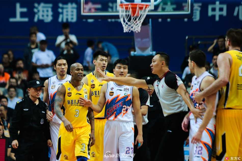 弗雷戴特加时赛中无视防守，跳投出手，眼神坚定自信，这一刻他就是球场的寂寞之神。