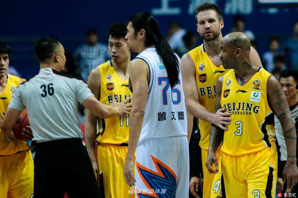 马布里赛后神情落寞，大汗淋漓，这场比赛的低迷和冲突让他承受了巨大压力。