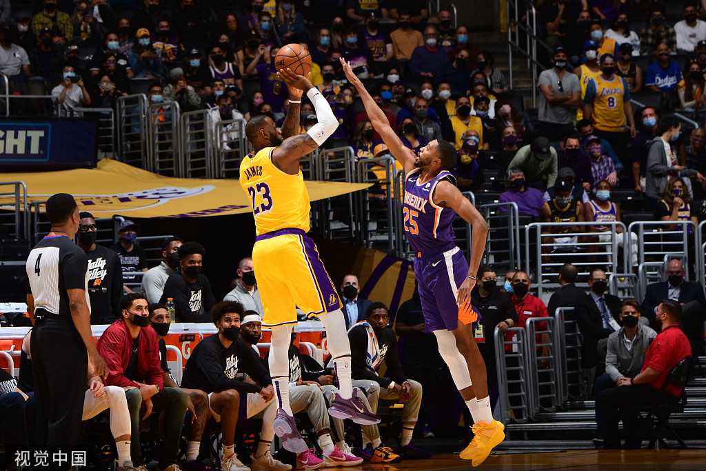 标题：山猫23分狂胜水星迎八连胜 科利尔18+11统治攻防