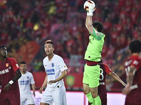 标题：申花1-0双杀华夏获第7，高拉特手球送点