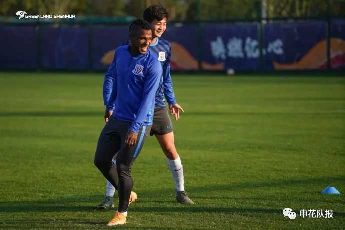 标题：申花1-0双杀华夏获第7，高拉特手球送点