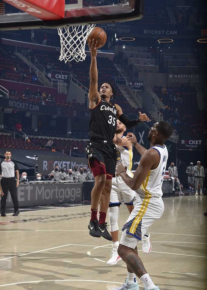 残阵勇士力战骑士七人上双锁定季后赛 残阵勇士力战骑士七人上双锁定季后赛