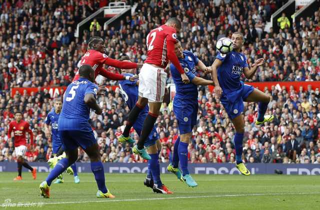 英超-曼联3-0莱斯特城:双枪破荒+海文伤退,红魔笑纳范尼大礼 英超-曼联3-0莱斯特城:双枪破荒+海文伤退,红魔笑纳范尼大礼