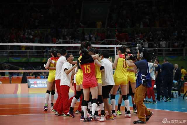 里约复仇：中国女排3-1逆转塞尔维亚时隔12年夺金