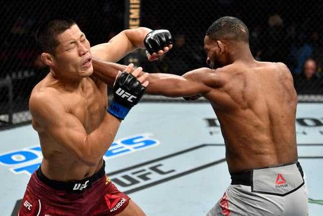 中国力量回归！李景亮判定完胜散打沙皇穆斯里穆