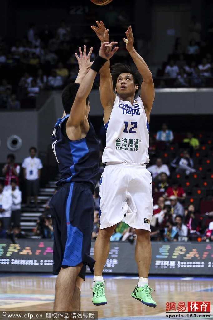 亚锦赛中国男篮79-71力克韩国，时隔十年重返四强