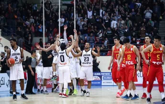 央视直播勇士遭雷霆赛季横扫，亚历山大27分末节收割