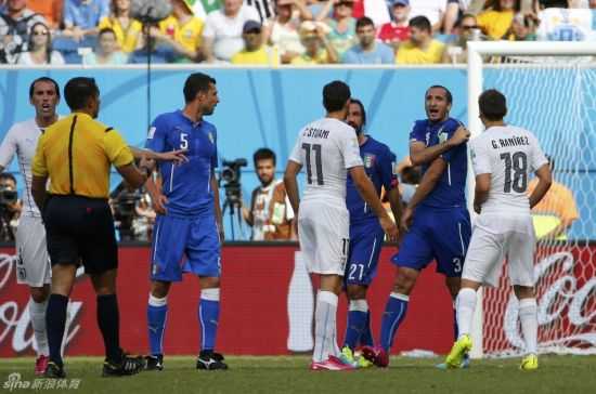 意大利1-1战平乌拉圭，曼奇尼实验阵型难掩蓝衣锋无力