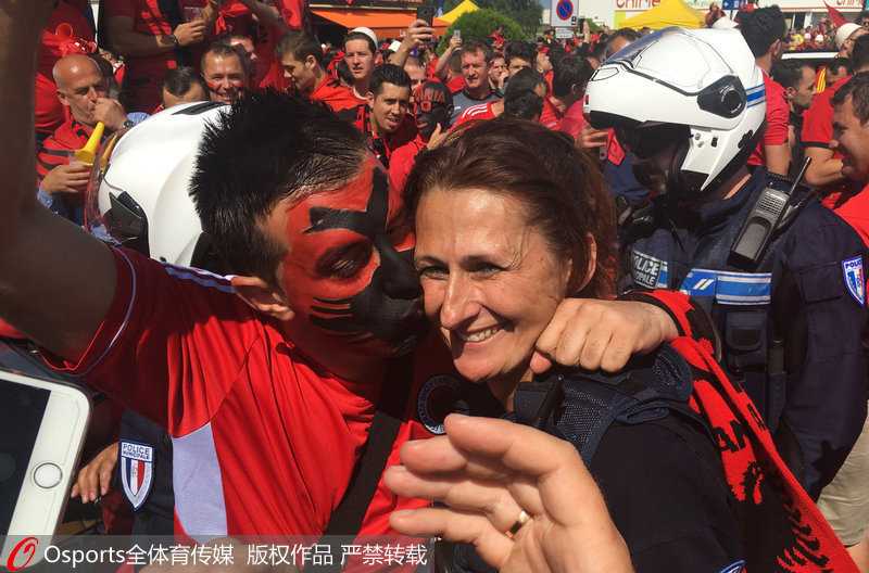 波兰2-1逆转阿尔巴尼亚，莱万头槌泽林斯基世界波绝杀