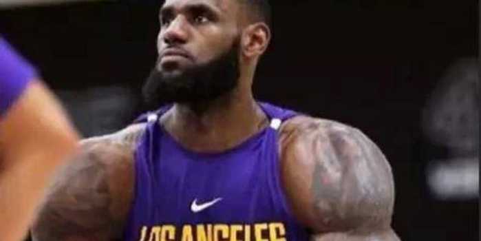 肌肉巅峰对决：霍华德“脂包肌”VS詹姆斯“雕塑肌”