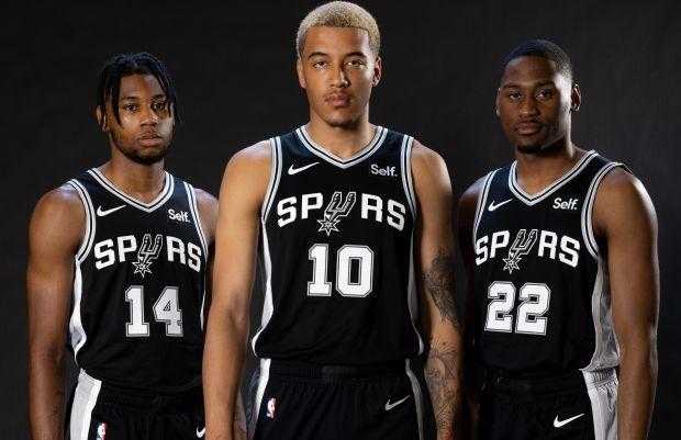 马刺7连胜送灰熊无缘季后赛 文班三节7帽内线遮天