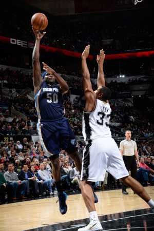 马刺7连胜送灰熊无缘季后赛 文班三节7帽内线遮天