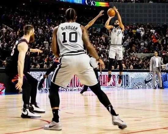 马刺七人上双豪取七连胜，文班7帽内线统治力尽显