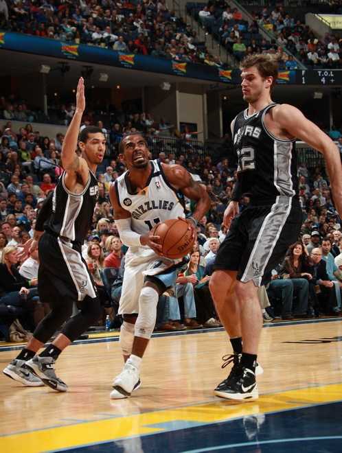 马刺七人上双豪取七连胜，文班7帽内线统治力尽显