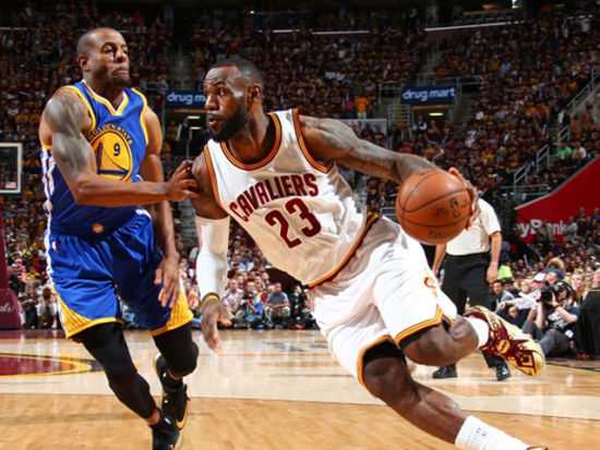 骑士118-111力克勇士锁定季后赛，哈登抛投定乾坤