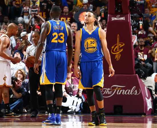 骑士4-0横扫步行者詹皇33分关键三分锁定胜局